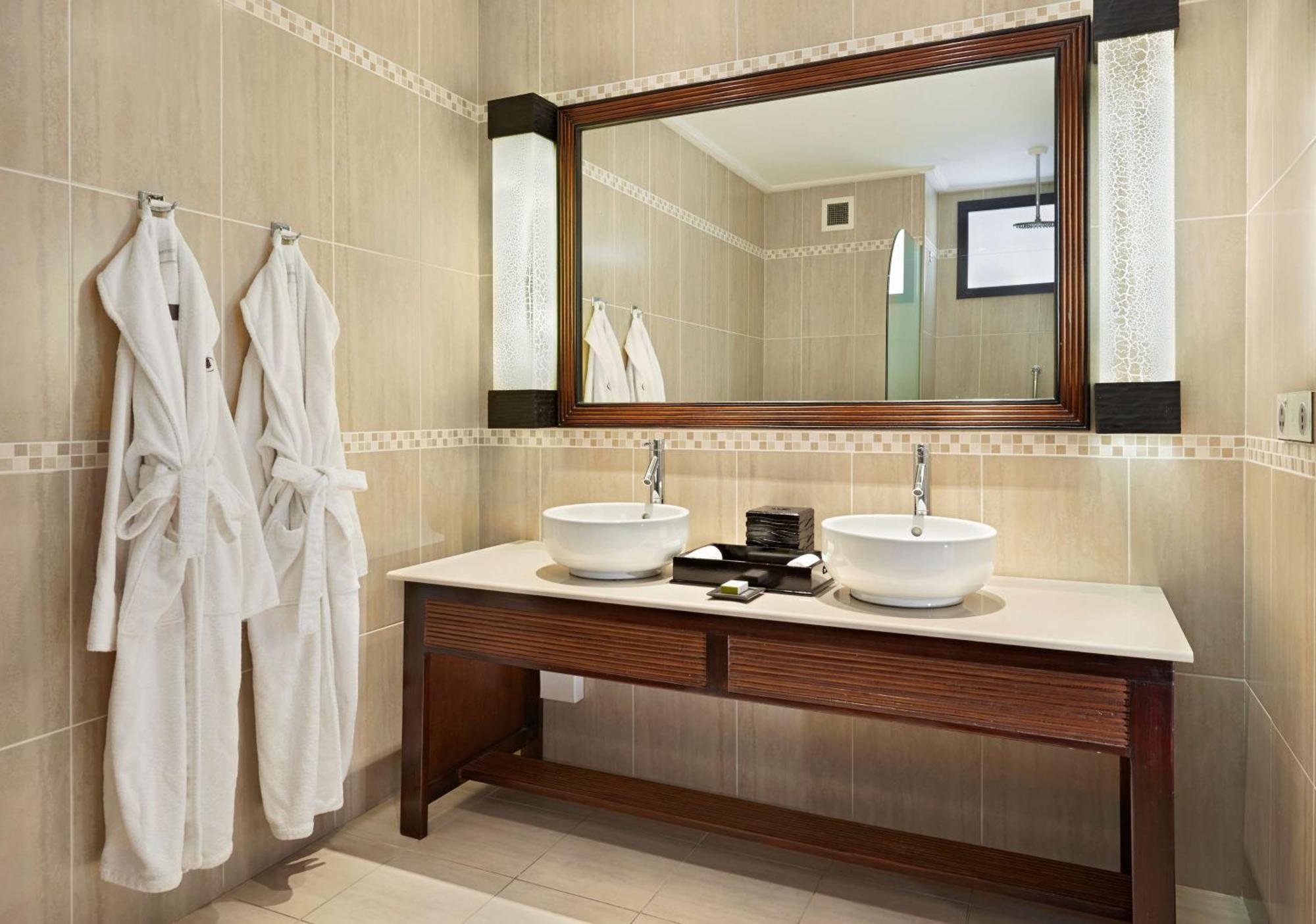 Doubletree By Hilton Seychelles Allamanda Resort & Spa Takamaka Exterior foto